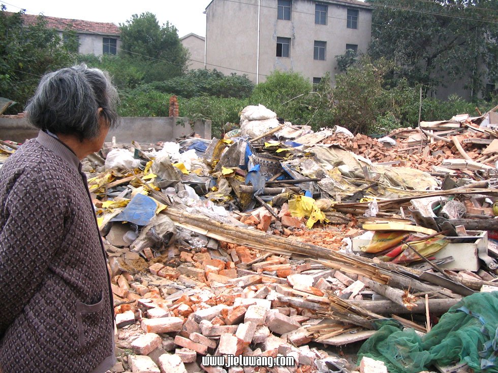 黄峰,你强拆养猪户用血汗换来的房子。你怎么不把村干部的违章建筑群强拆掉?