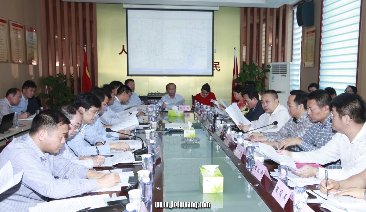 武汉东湖高新区管委会主任张文彤进一步明确了实施打包拆迁的有关原则