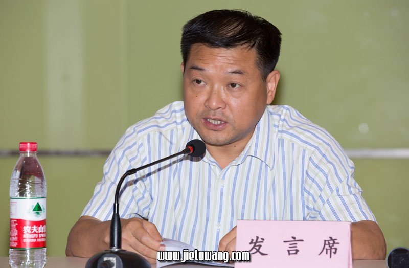 武汉光谷建设投资公司特大拆迁腐败团伙的头目——法人代表:黄峰。