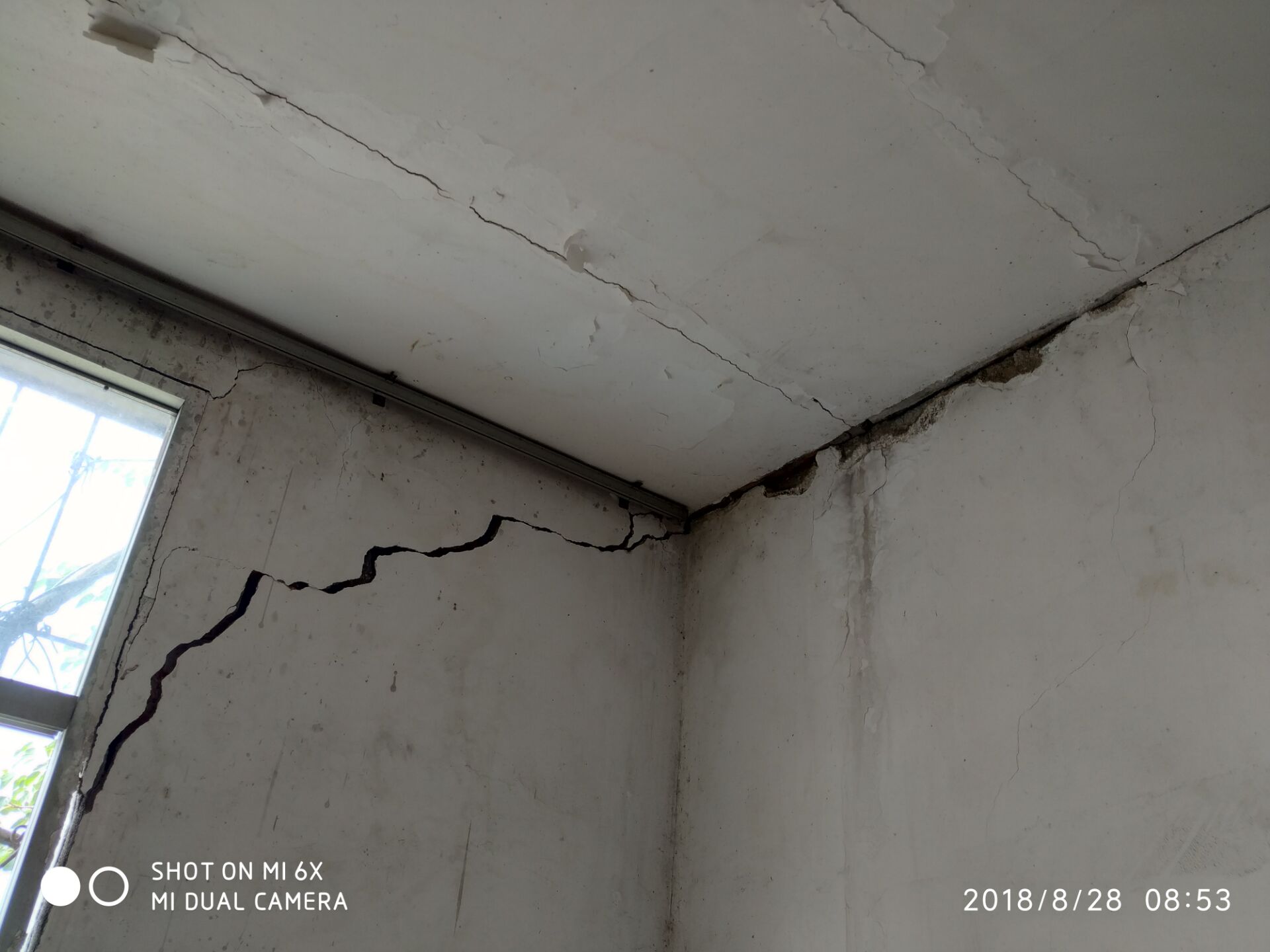 武汉中航通飞公司工地爆破炸山、把我院子挖成悬崖绝壁,导致房屋墙体开裂