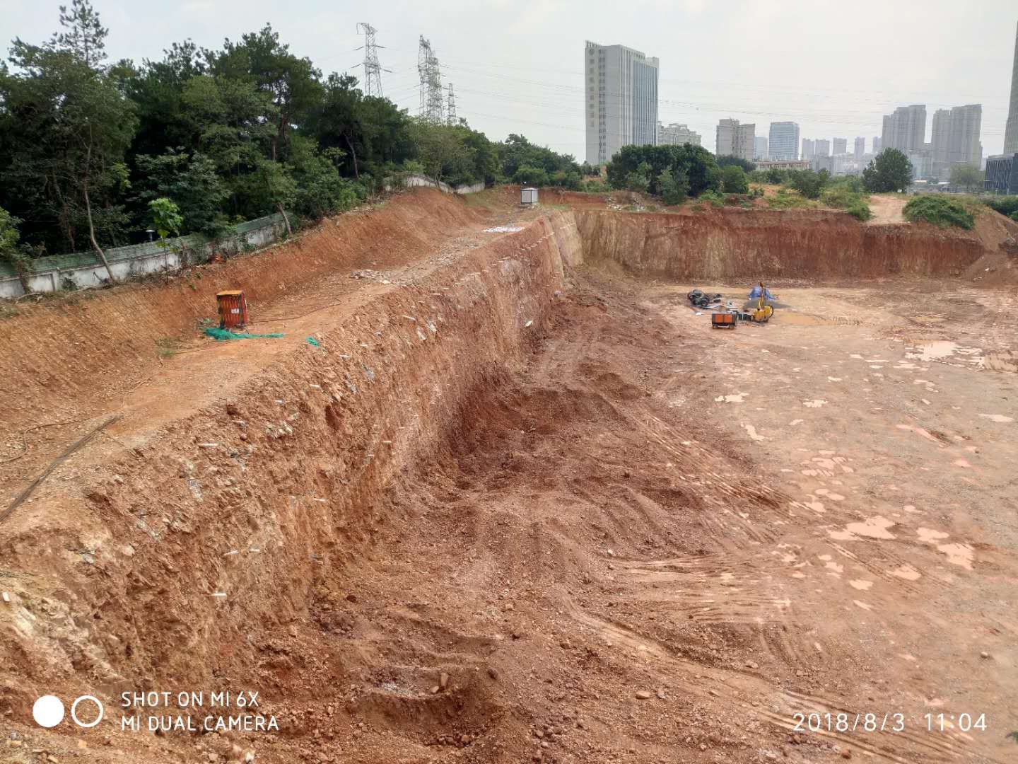 武汉中航通飞公司挖平半座自然山体